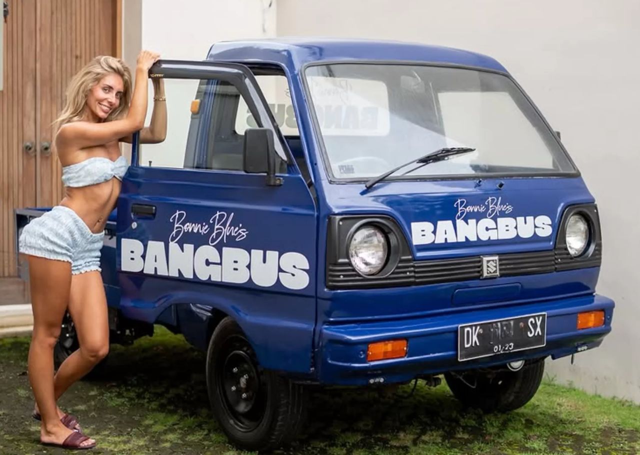 DITANGKAP: Artis film dewasa Bonnie Blue ditangkap di Pererenan Bali. Sebuah mobil pikap berwarna biru juga menjadi barang bukti.