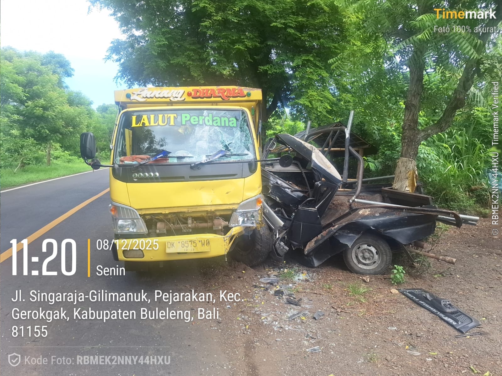 RINGSEK: Truk yang menghantam mobil pick up parkir di Jalan Raya Singaraja-Gilimanuk, wilayah Desa Pejarakan, Kabupaten Buleleng.