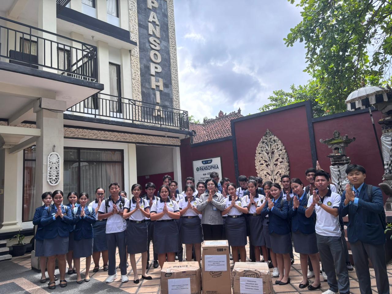 SALURKAN BANTUAN: Mahasiswa Sekolah Tinggi Pariwisata Pansophia Singaraja menyalurkan bantuan kepada korban bencana di Sumatera.