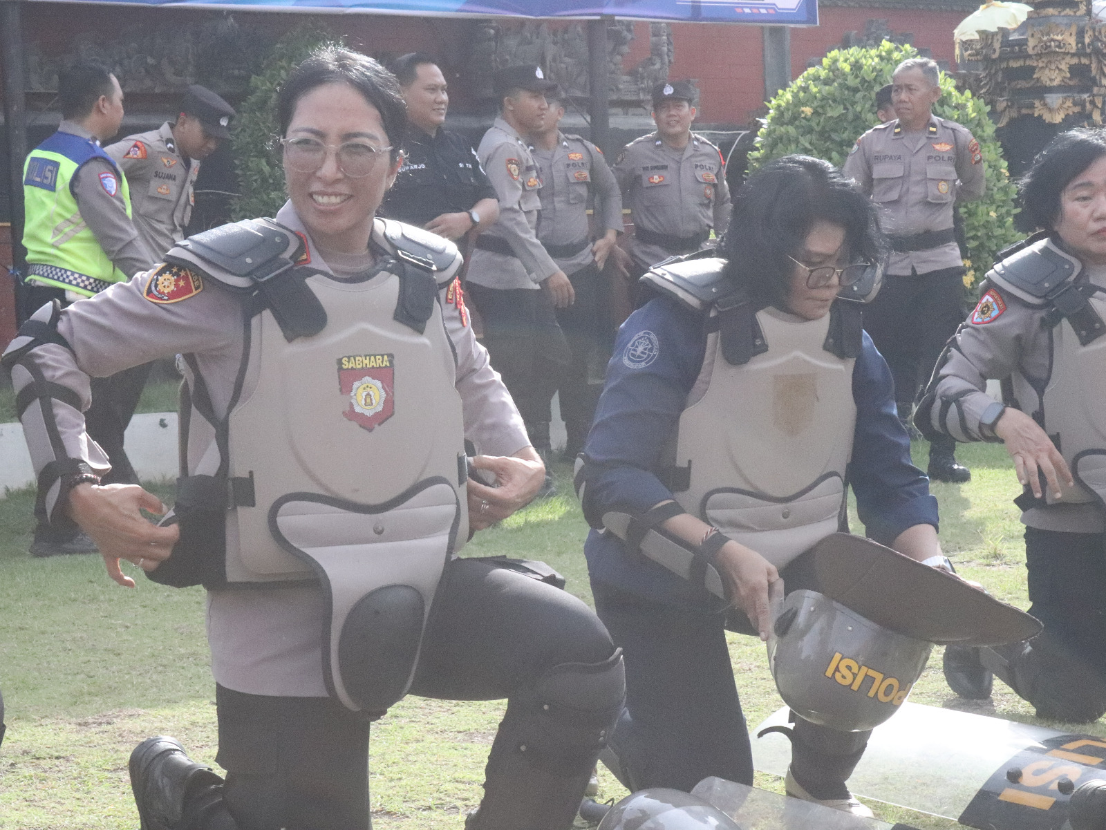 IKUT SIMULASI: Kapolsek Busungbiu, AKP Dewa Ayu Sri Wintari (kiri) dan Kasi Humas Polres Buleleng, Iptu Yohana Rosalin Diaz (kanan) mengikuti simulasi pengamanan massa di Polres Buleleng.