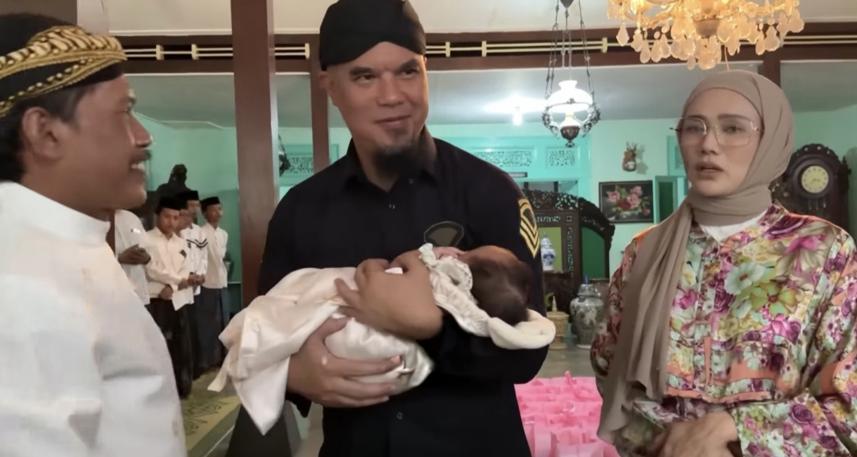 Ahmad Dhani dan Mulan Jameela gelar Aqiqahan untuk bayi perempuan yatim yang di adopsinya.