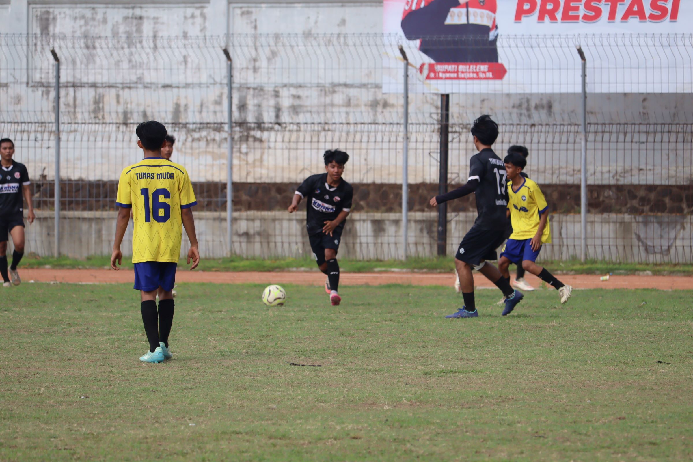 INTENS: Suasana pertandingan antara kesebelasan Temukus FC (hitam) kontra Tuan Muda Celukan Bawang (kuning) di Stadion Mayor Metra, Selasa (9/12/2025).