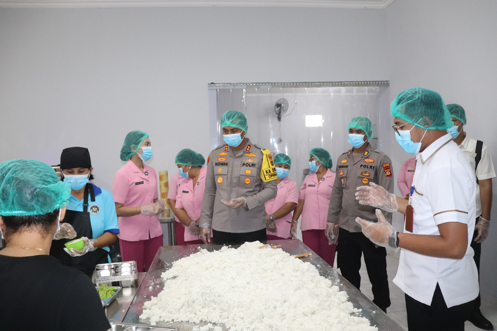 DAPUR MBG: Penyiapan makanan di dapur MBG yang dikelola oleh Yayasan Bhayangkari Polres Buleleng.