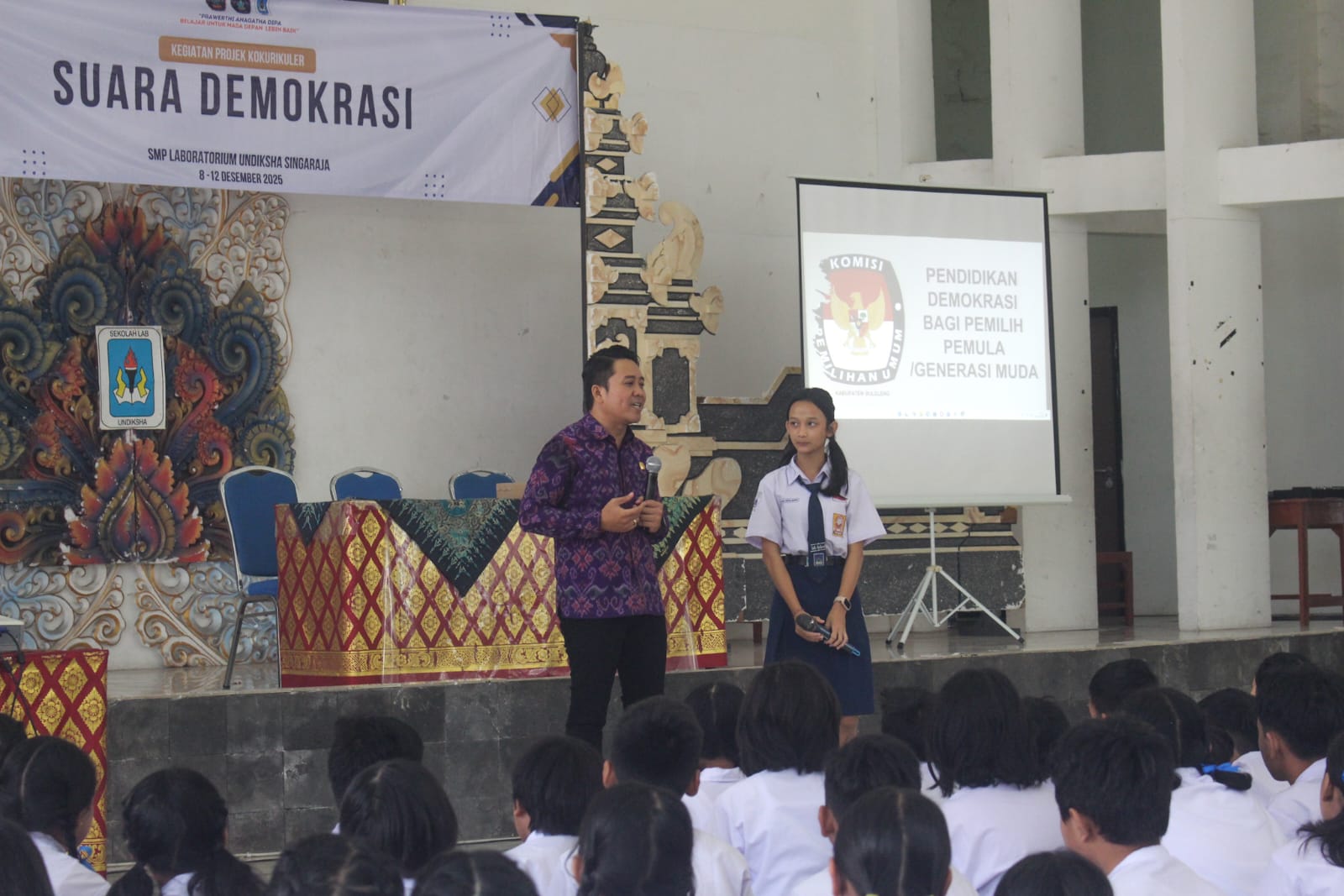 PENDIDIKAN PEMILIH: Suasana sosialisasi dan pendidikan politik kepada siswa SMP Laboratorium Singaraja.