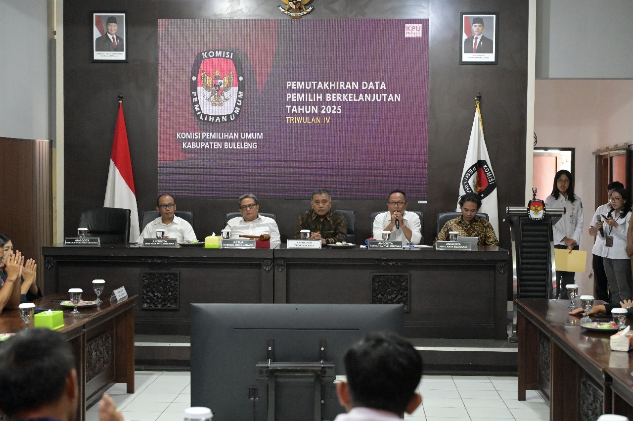 TETAPKAN DATA PEMILIH: Suasana pleno KPU Buleleng terkait penetapan data pemilih.