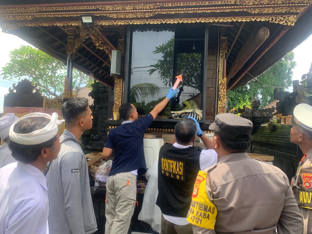 OLAH TKP: Suasana aparat Kepolisian Polsek Kediri Tabanan yang melakukan olah TKP di Pura Desa Kaba-Kaba, Kediri Tabanan.