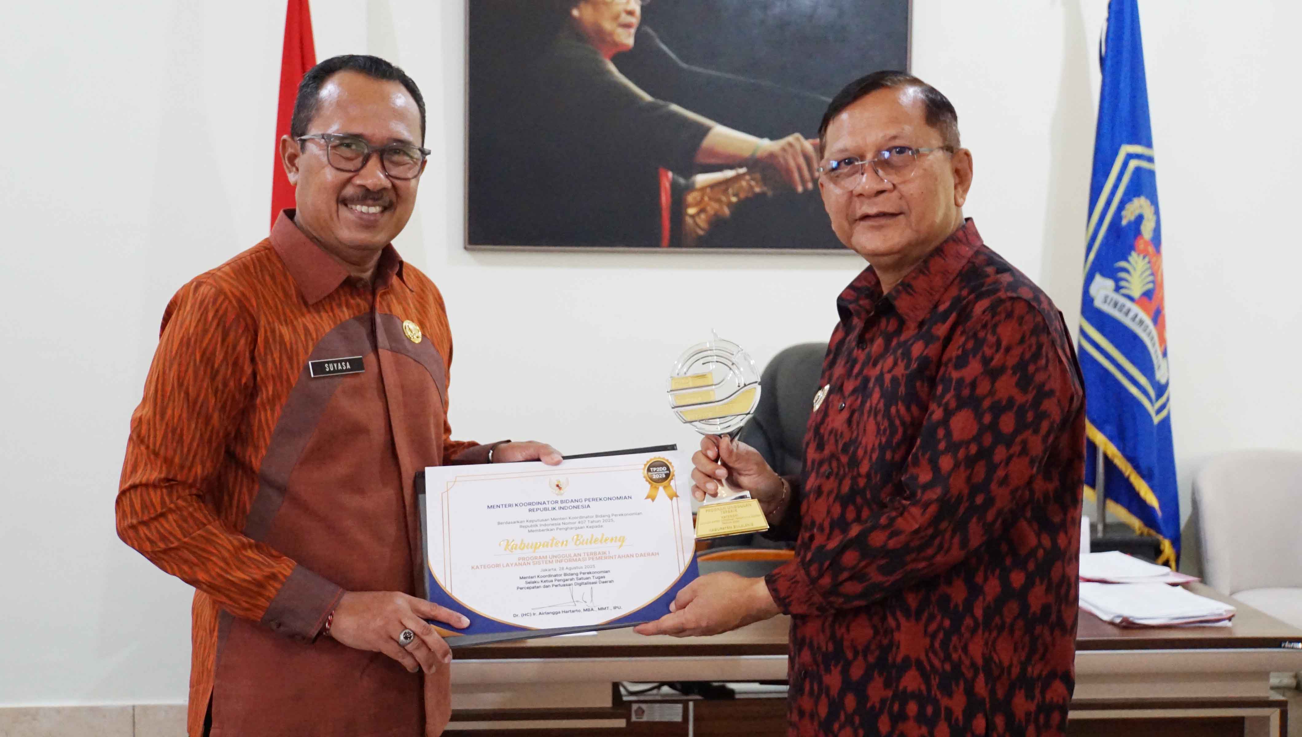 PENGHARGAAN NASIONAL: Bupati Buleleng, I Nyoman Sutjidra (kanan) dan Sekda BUleleng, Gede Suyasa (kiri) menerima penghargaan dari Kementerian Koordinator Perekonomian RI.