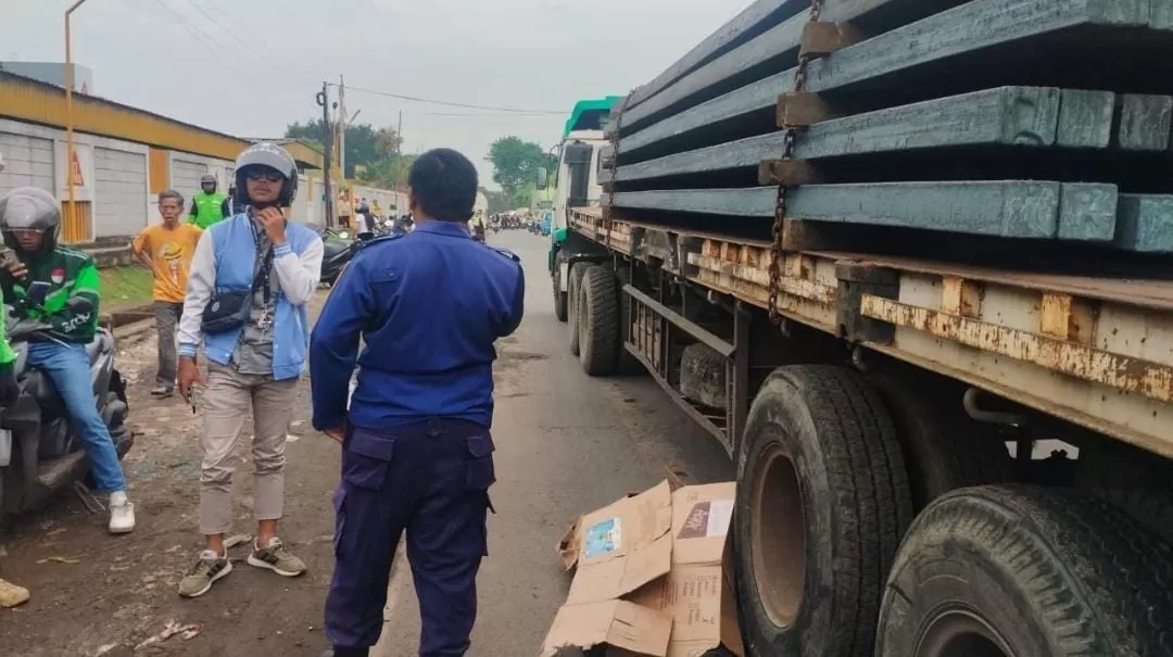 Lokasi kejadian ojek online (ojol) yang tewas setelah sepeda motor yang dikendarainya bersenggolan dengan sebuah truk trailer pada Selasa pagi (9/12/2025).