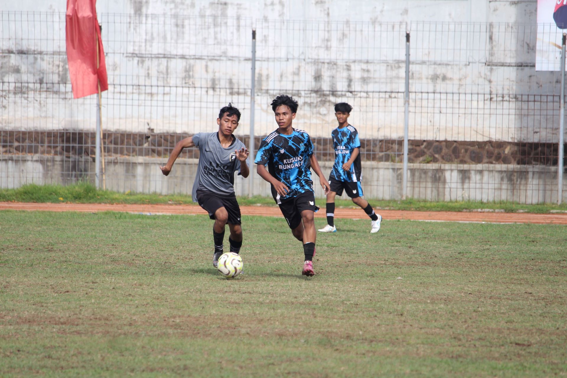 DOMINAN: Pemain Tunas Harapan Pengastulan (biru) saat berhadapan dengan pemain Fortuna FC Sulanyah (abu) dalam pertandingan di Stadion Mayor Metra Singaraja, Rabu (10/12/2025).