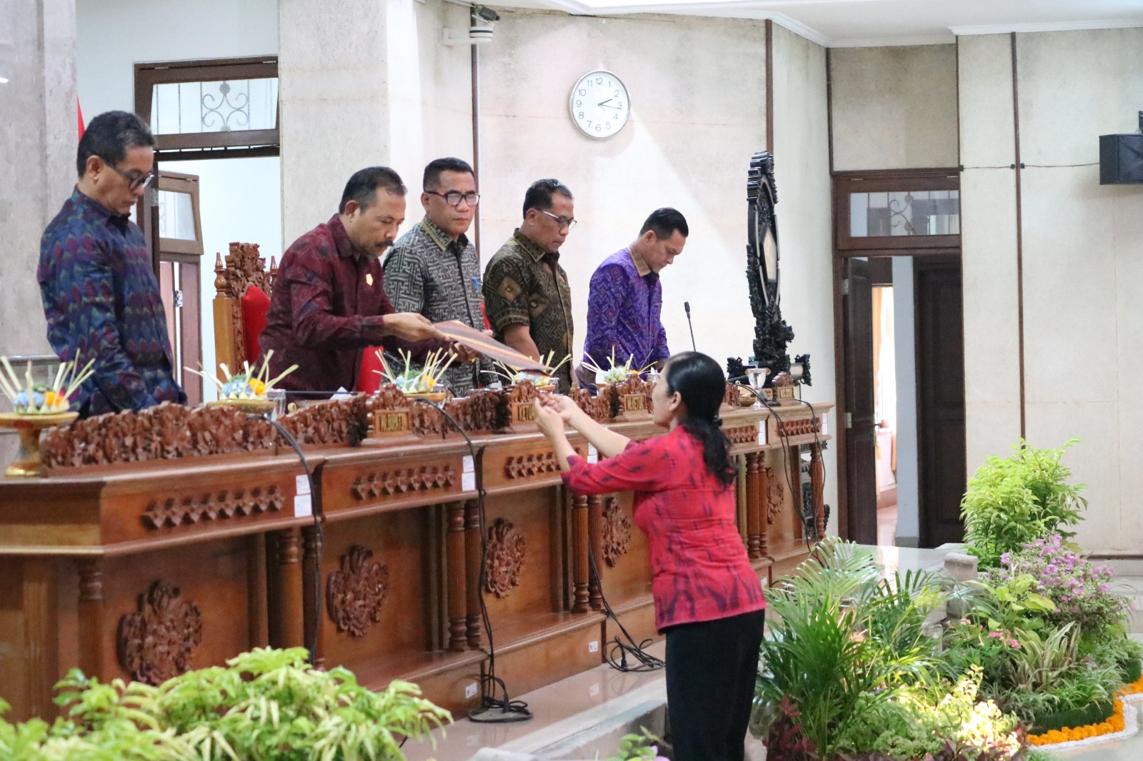 BAHAS RANPERDA KEMISKINAN: Suasana rapat paripurna DPRD Buleleng membahas Ranperda Penanggulangan Kemiskinan.