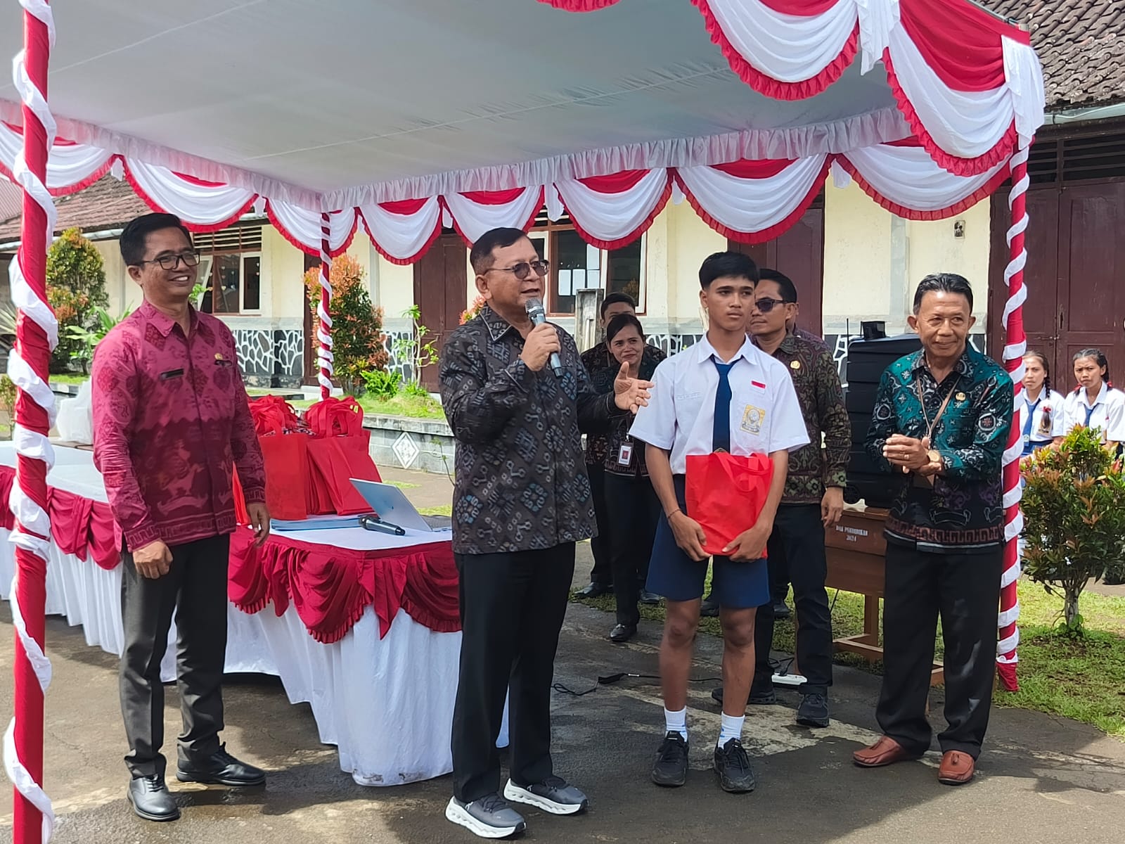 KUNJUNGAN KERJA: Bupati Buleleng, I Nyoman Sutjidra (dua dari kiri) saat mengunjungi SMPN 2 Busungbiu, Selasa (9/12/2025).