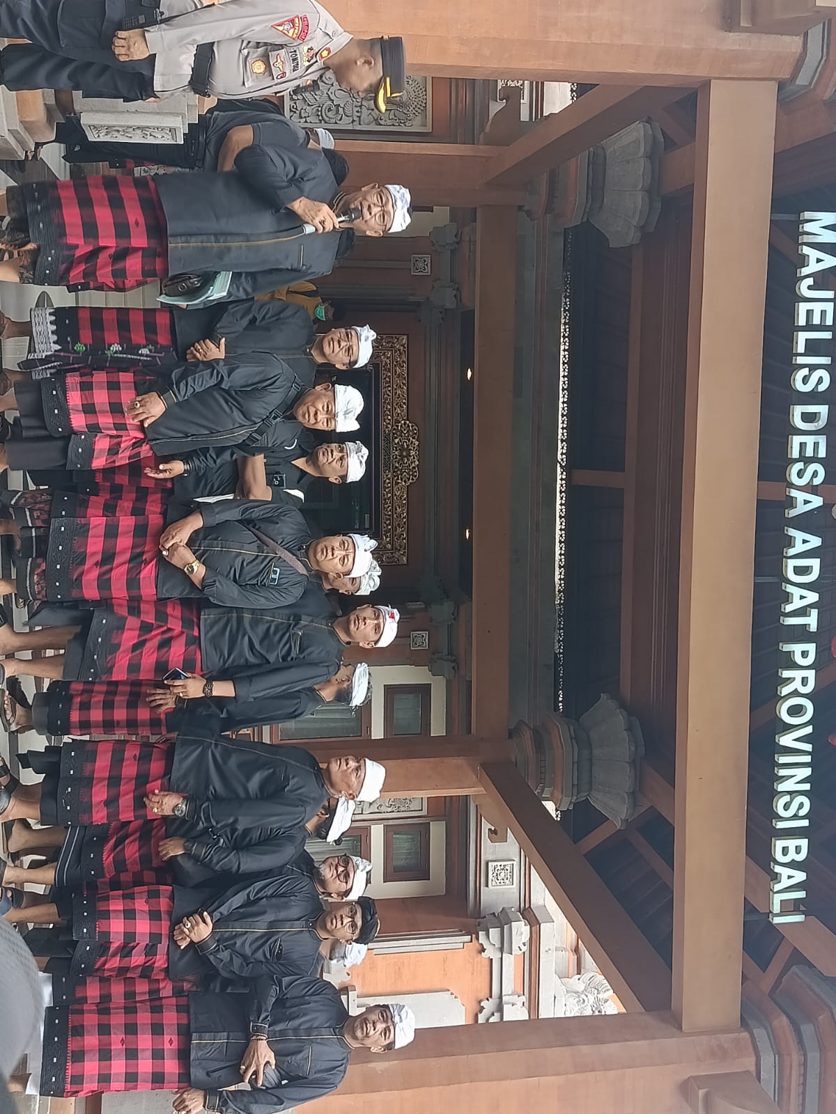 MINTA PENJELASAN: Puluhan krama dan prajuru Desa Adat Banyuasri saat mendatangi MDA Bali, menagih kejelasan SK pengukuhan bendesa adat.