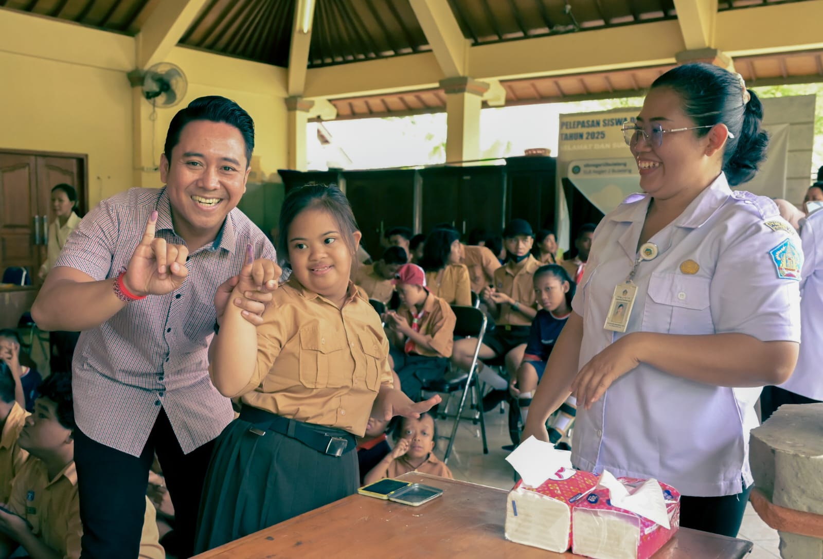 SALURKAN HAK SUARA: Salah seorang siswa menyalurkan hak suara dalam ajang pemilihan Ketua dan Wakil Ketua OSIS di SLB Negeri 2 Buleleng.
