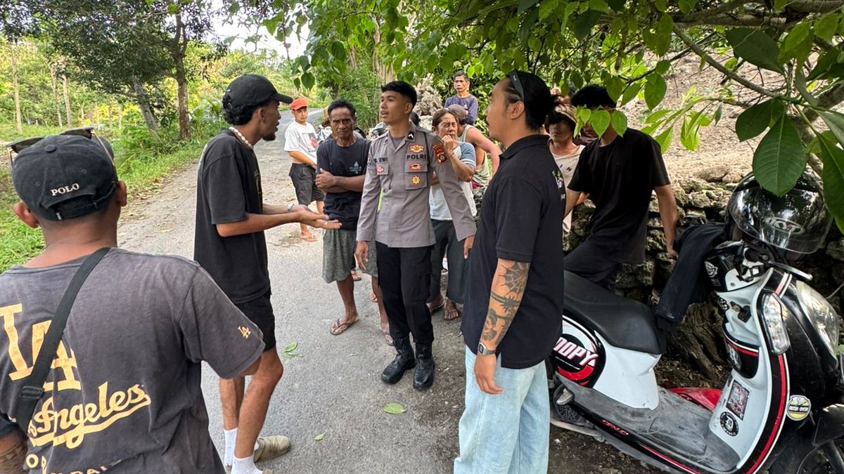 RAMAI: Polisi mencoba menenangkan WNA Rusia (pakai topi) yang protes karena kakinya terluka setelah kena ranting pohon.