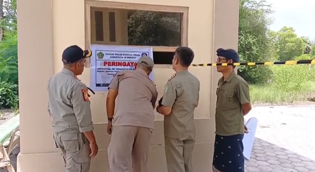 SEGEL: Pol PP Jembrana memasang segel di lokasi pembangunan akomodasi pariwisata yang berada di kawasan Taman Nasional Bali Barat (TNBB).