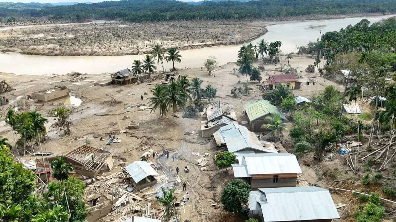 TERISOLIR: Kondisi di Dusun Sarah Raja, Kecamatan Langkahan Utara. Desa ini terisolir akibat bencana banjir bandang pada 26 November lalu.