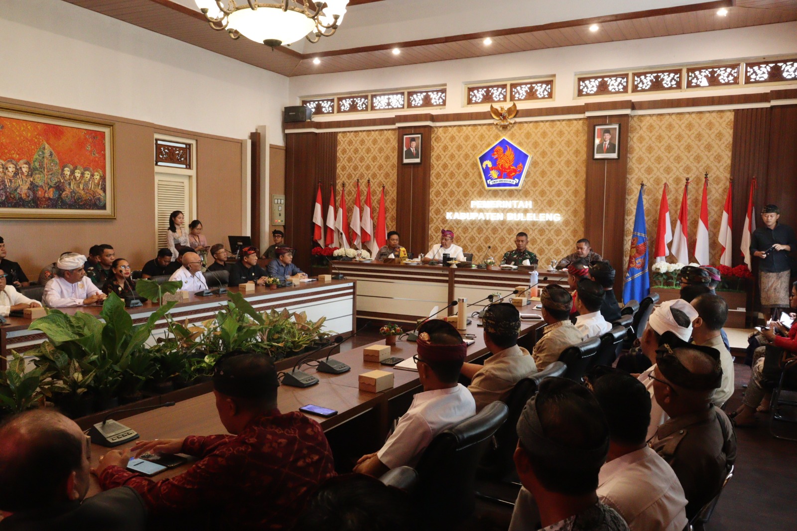 BAHAS KEAMANAN: Suasana rapat membahas pengamanan saat Natal dan Tahun Baru di Buleleng.