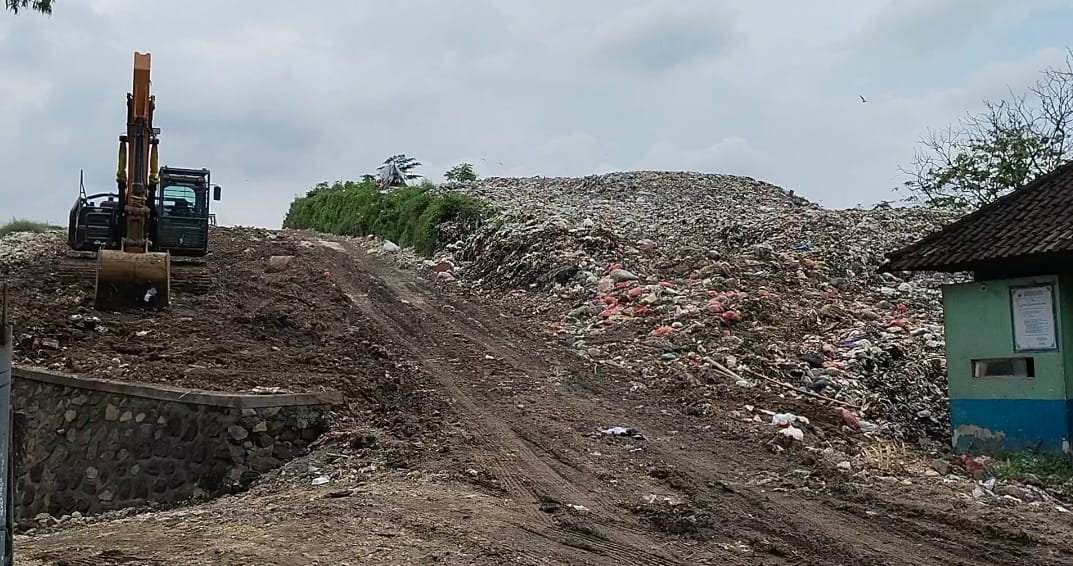 SUDAH OVERLOAD: Suasana di TPA Mandung, Kabupaten Tabanan, Bali.