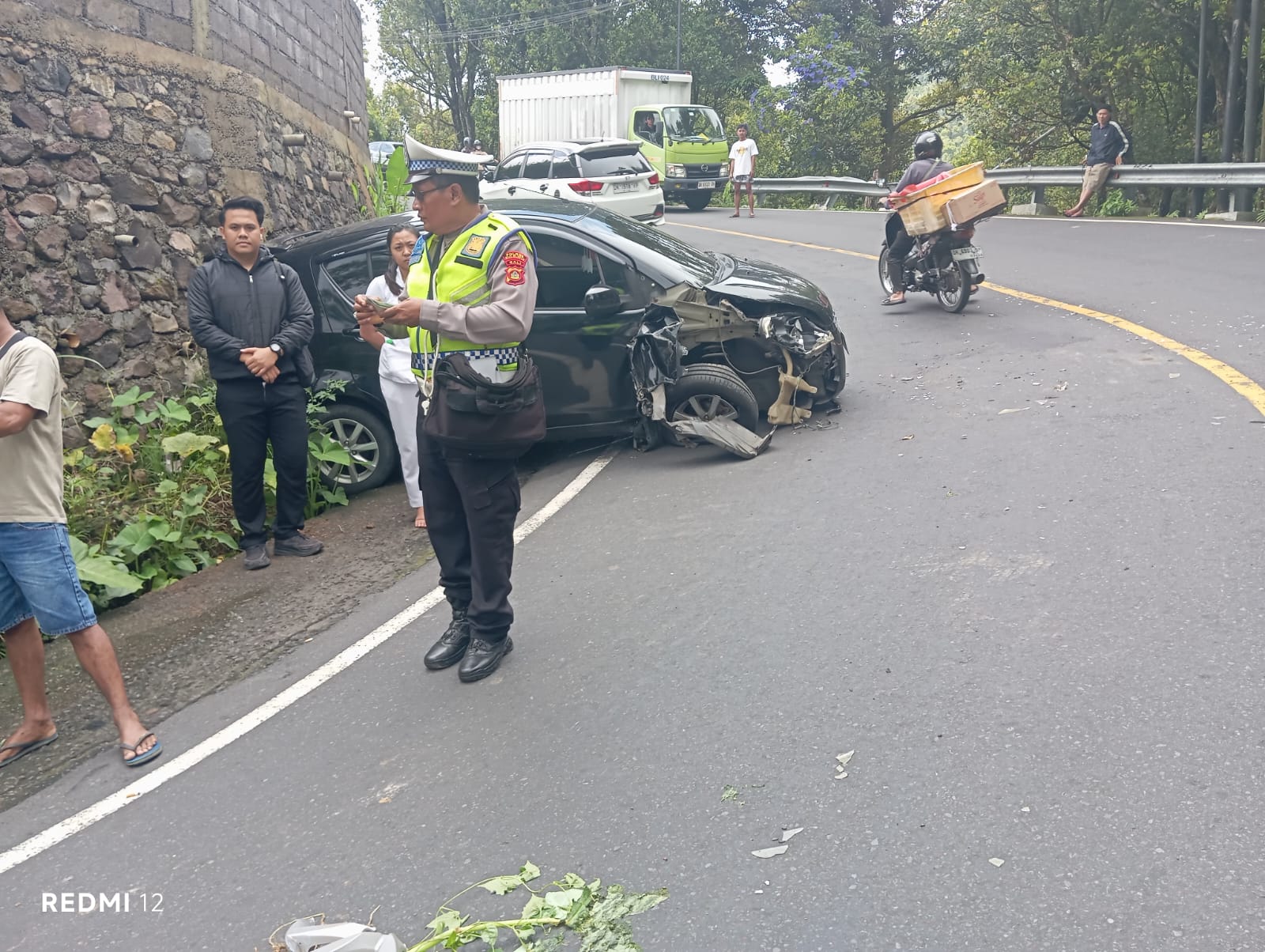 RINGSEK: Polisi melakukan olah TKP peristiwa kecelakaan lalu lintas yang terjadi di Jalan Raya Singaraja-Denpasar.