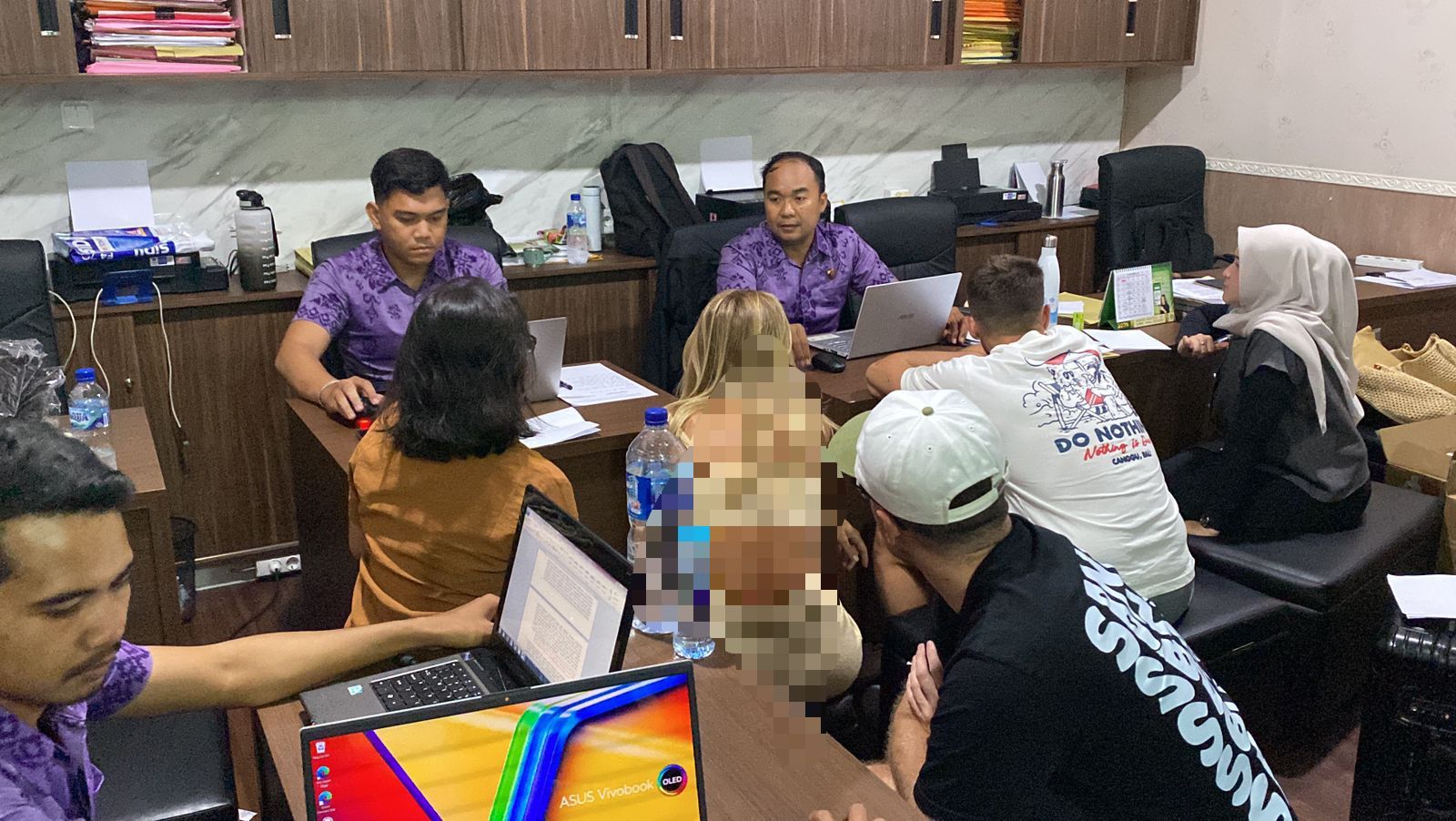 LEPAS DARI PIDANA: Polisi melakukan pemeriksaan terhadap sejumlah WNI dan WNA yang terjerat kasus produksi konten panas yang melibatkan Bonnie Blue.