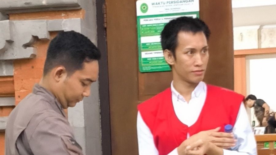 JALANI SIDANG: Waria asal Konawe, Sulawesi Tenggara, April Jumadil Awal alias Laura jalani sidang karena membakar villa milik WNA asal Spanyol.