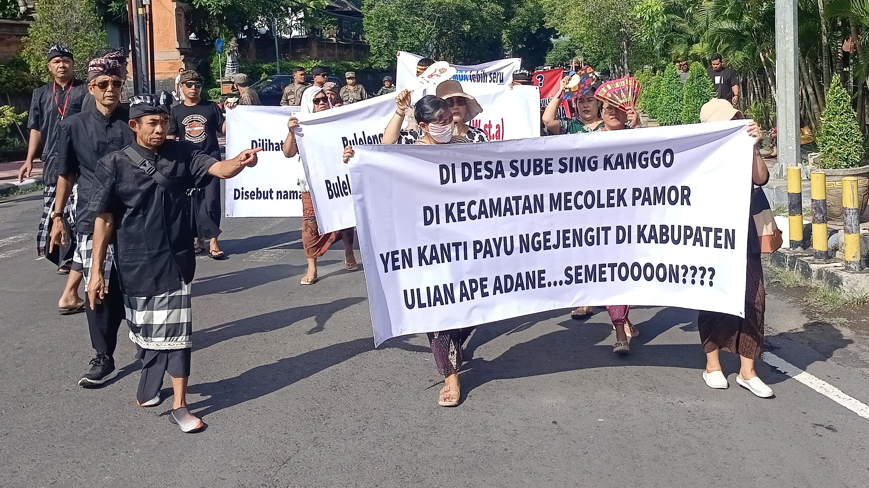 SUARAKAN PENDAPAT: Aksi krama Desa Adat Banyuasri dalam proses pemilihan Ketua MDA Buleleng.
