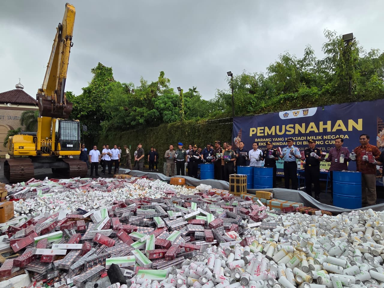 PEMUSNAHAN: Suasana pemusnahan rokok ilegal di halaman Kantor Bea Cukai Bali NTB dan NTT.