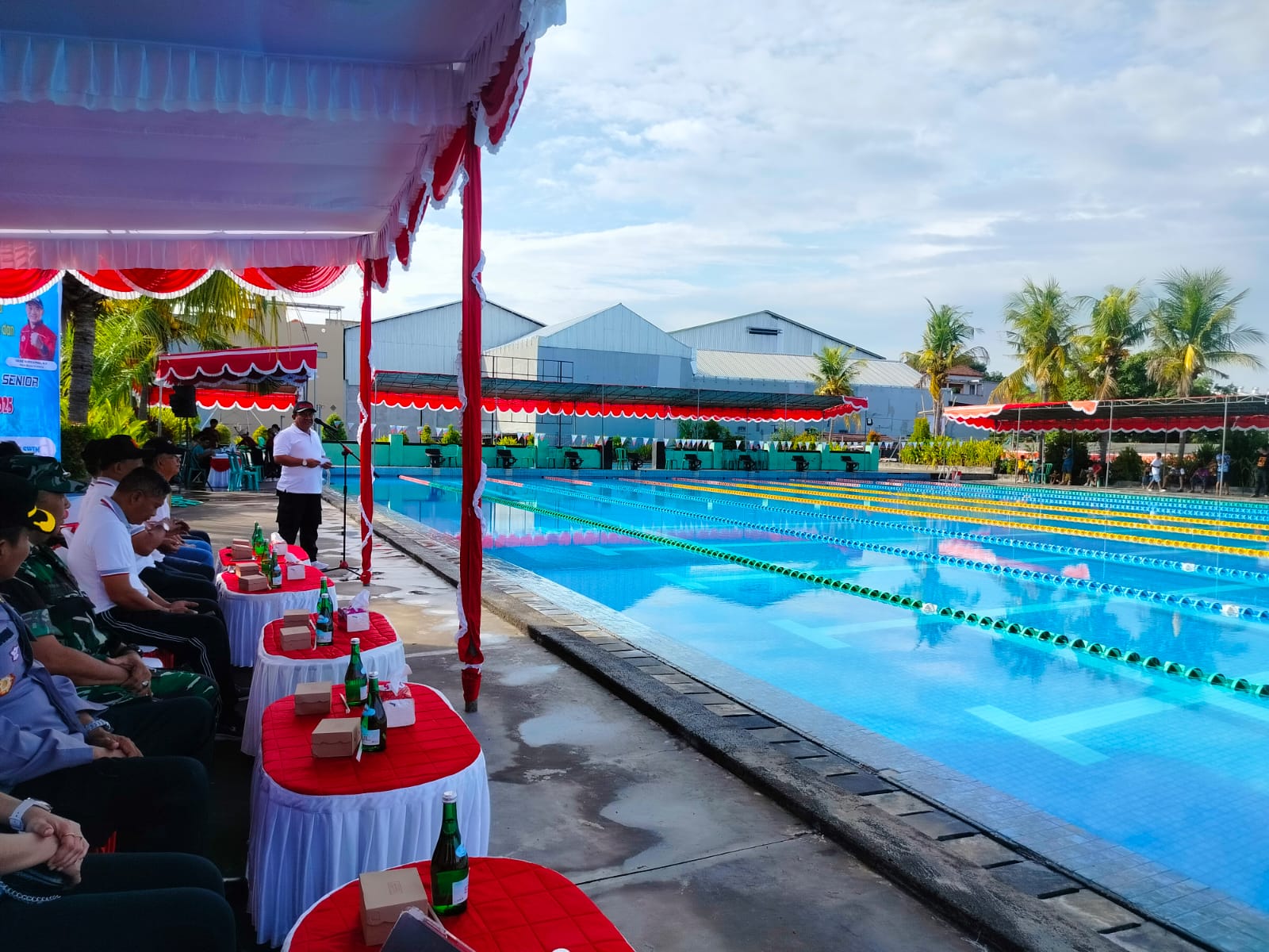 TUAN RUMAH: Suasana di Kolam Renang Nirmala Asri yang menjadi venue Kejuaraan Renang Bupati Buleleng Cup.