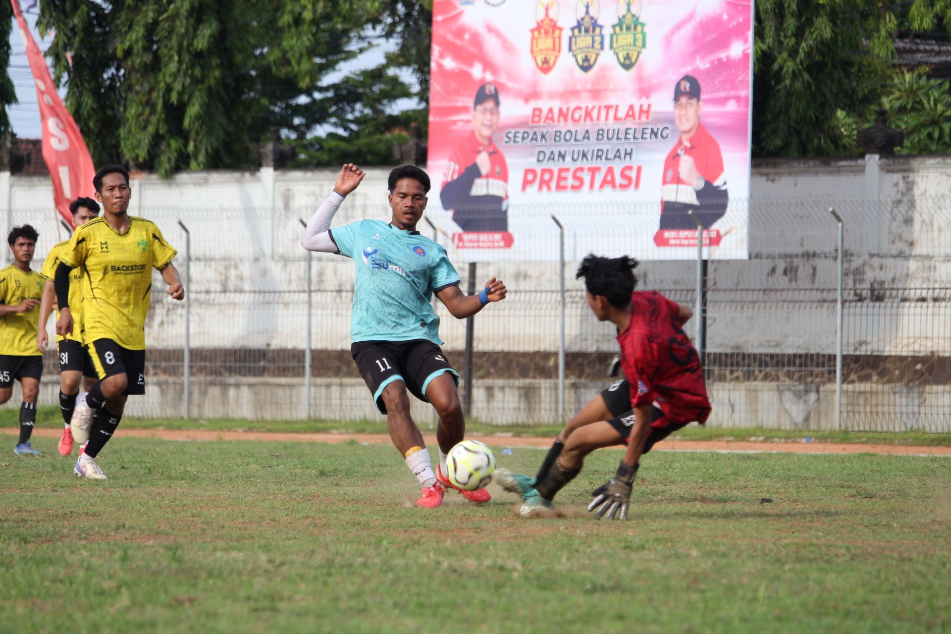 CETAK GOL: Pemain Singa Anturan, Sugiana (baju biru) saat berhadapan dengan penjaga gawang Putra Fajar Patas (merah) dalam pertandingan Sabtu (13/12/2025).