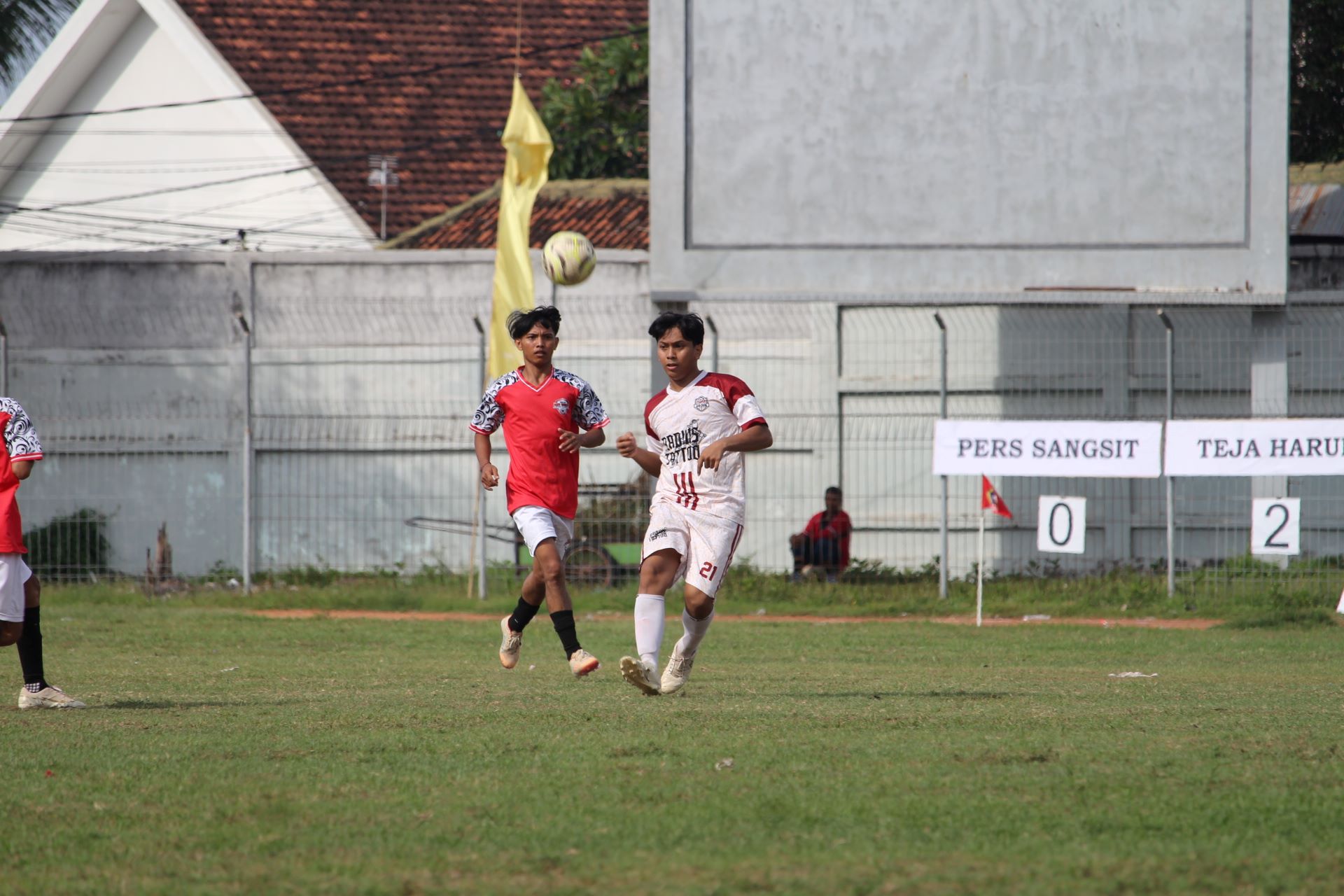 KETAT: Pemain Teja Harum (tejakula) berebut bola dengan pemain PERS Sangsit dalam pertandingan di Stadion Mayor Metra, pada Sabtu (13/12/2025).