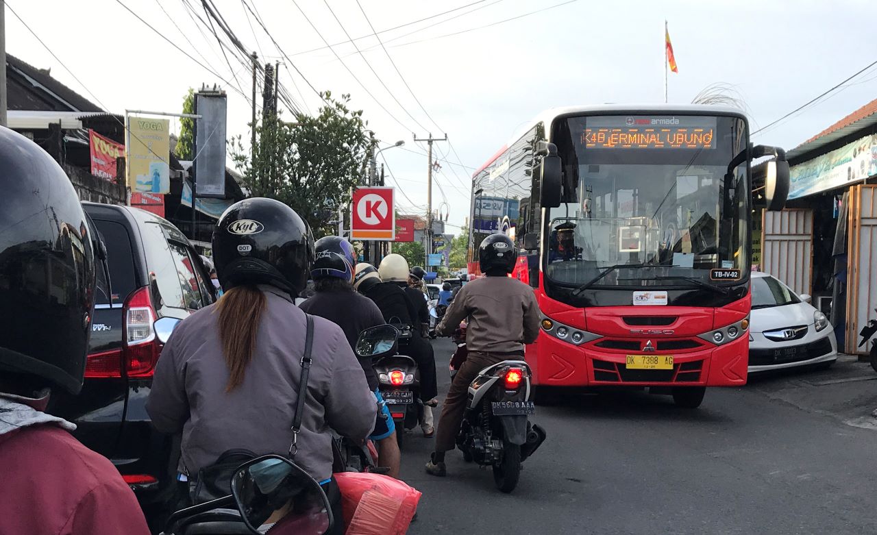 MELAJU: Bus Trans Metro Dewata melaju di Jalan Nangka Utara saat kemacetan berlangsung, beberapa waktu lalu. Penggunaan transportasi publik diyakini bisa mengurangi kemacetan di Bali.
