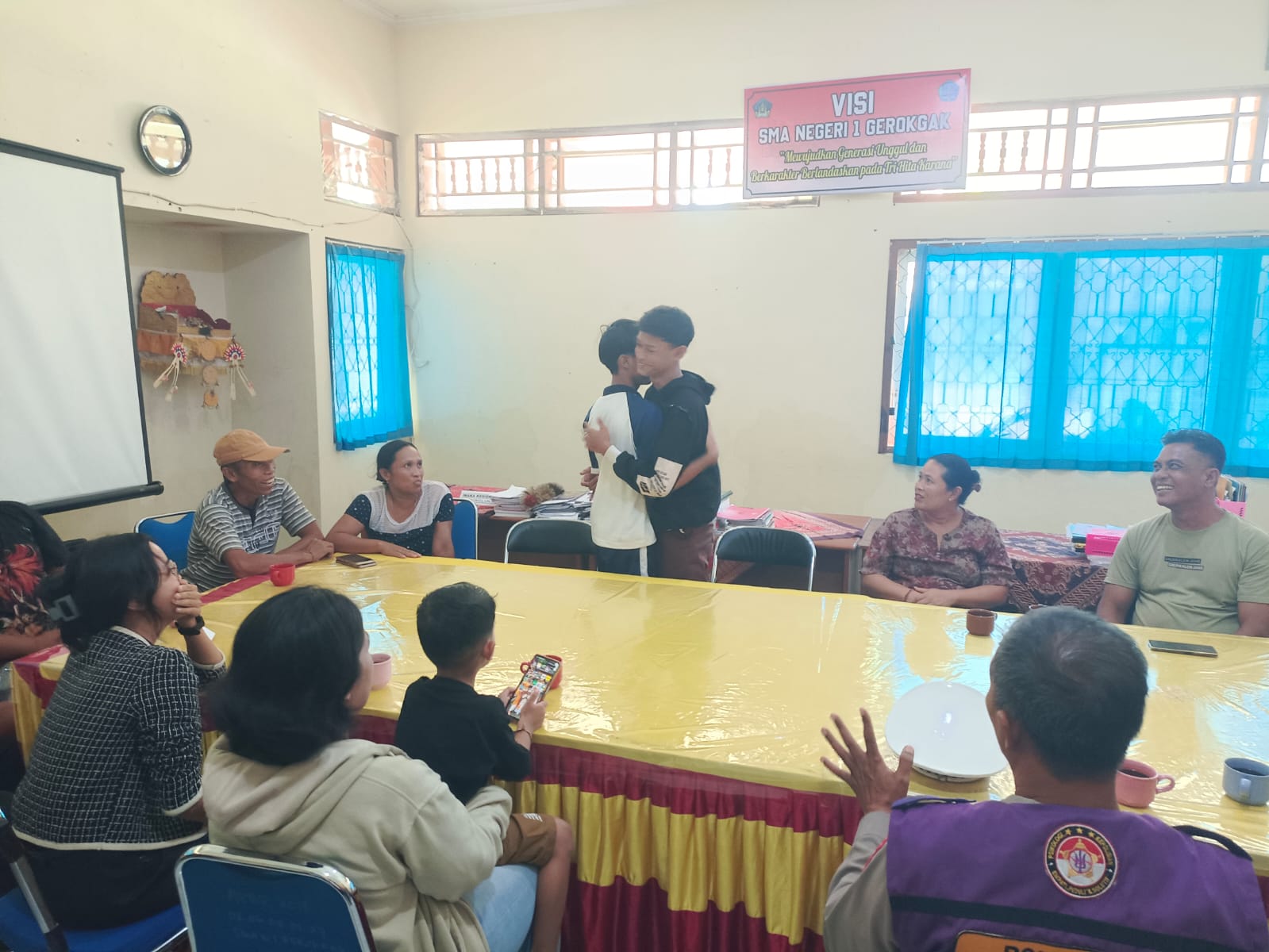 DAMAI: Suasana mediasi pelajar yang terlibat baku hantam di Desa Patas, Gerokgak.