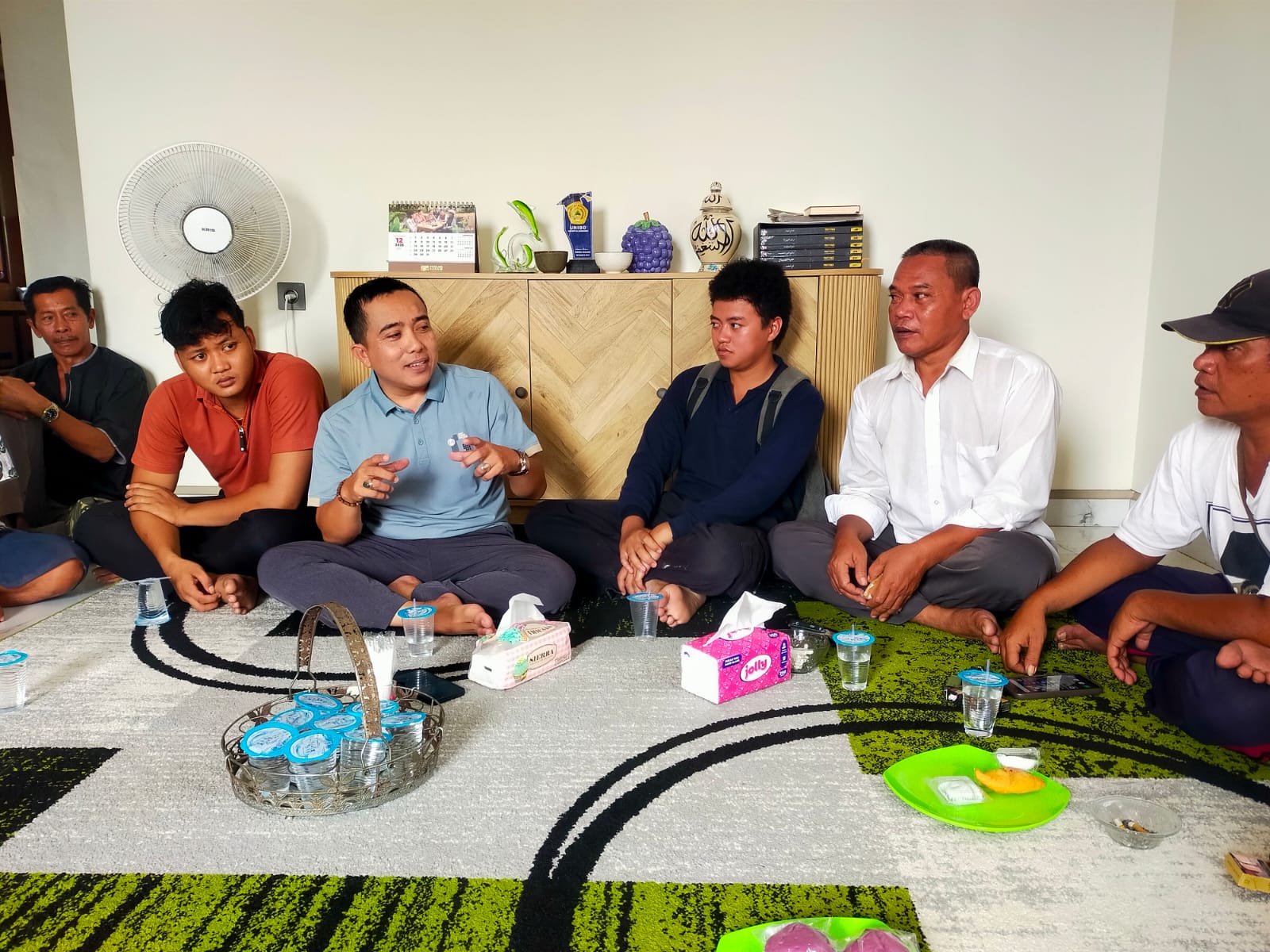 MENGADU: Sejumlah pedagang saat mendatangi rumah anggota DPRD Jembrana, Muhammad Yunus, Sabtu (13/12/2025).