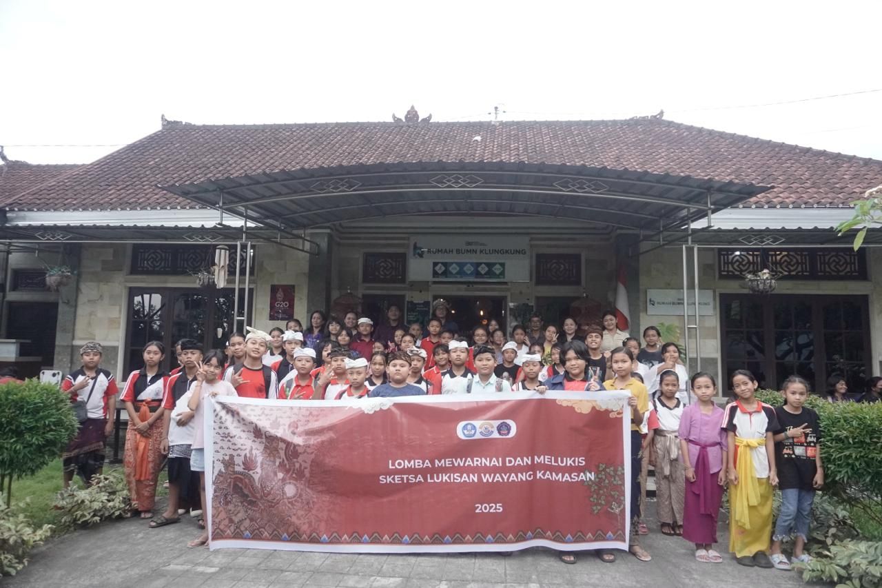 LESTARIKAN: Suasana pengabdian kepada masyarakat akademisi Undiksha dalam rangka pelestarian dana regenerasi pelukis Wayang Kamasan.