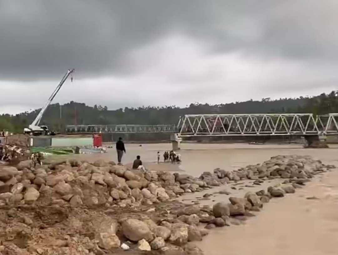 Jembatan Bailey di kawasan Teupin Mane akhirnya difungsikan untuk transportasi.