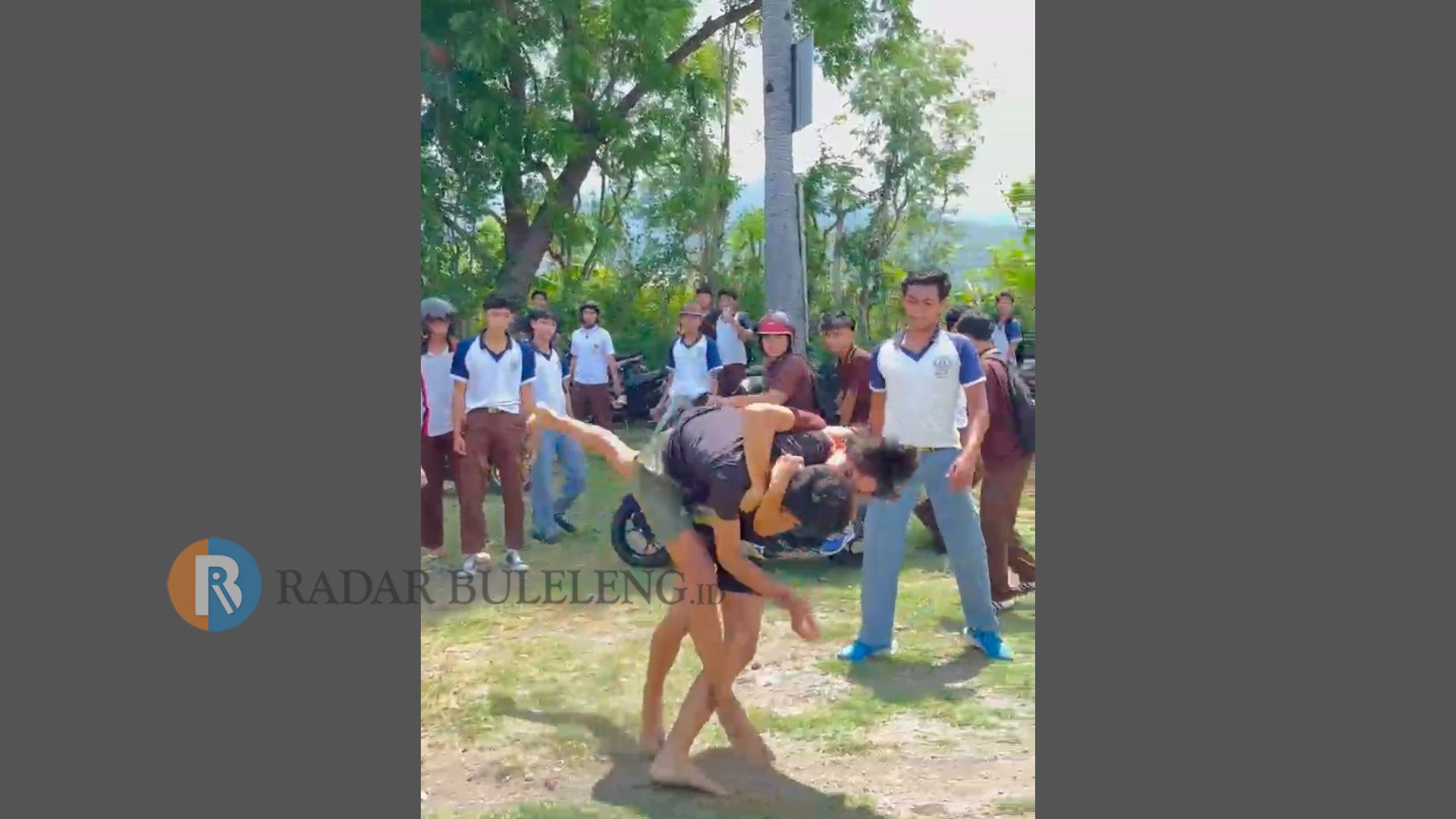 BAKU HANTAM: Cuplikan video perkelahian pelajar SMA di Kabupaten Buleleng, Bali. Mereka baku hantam karena dipicu faktor asmara.