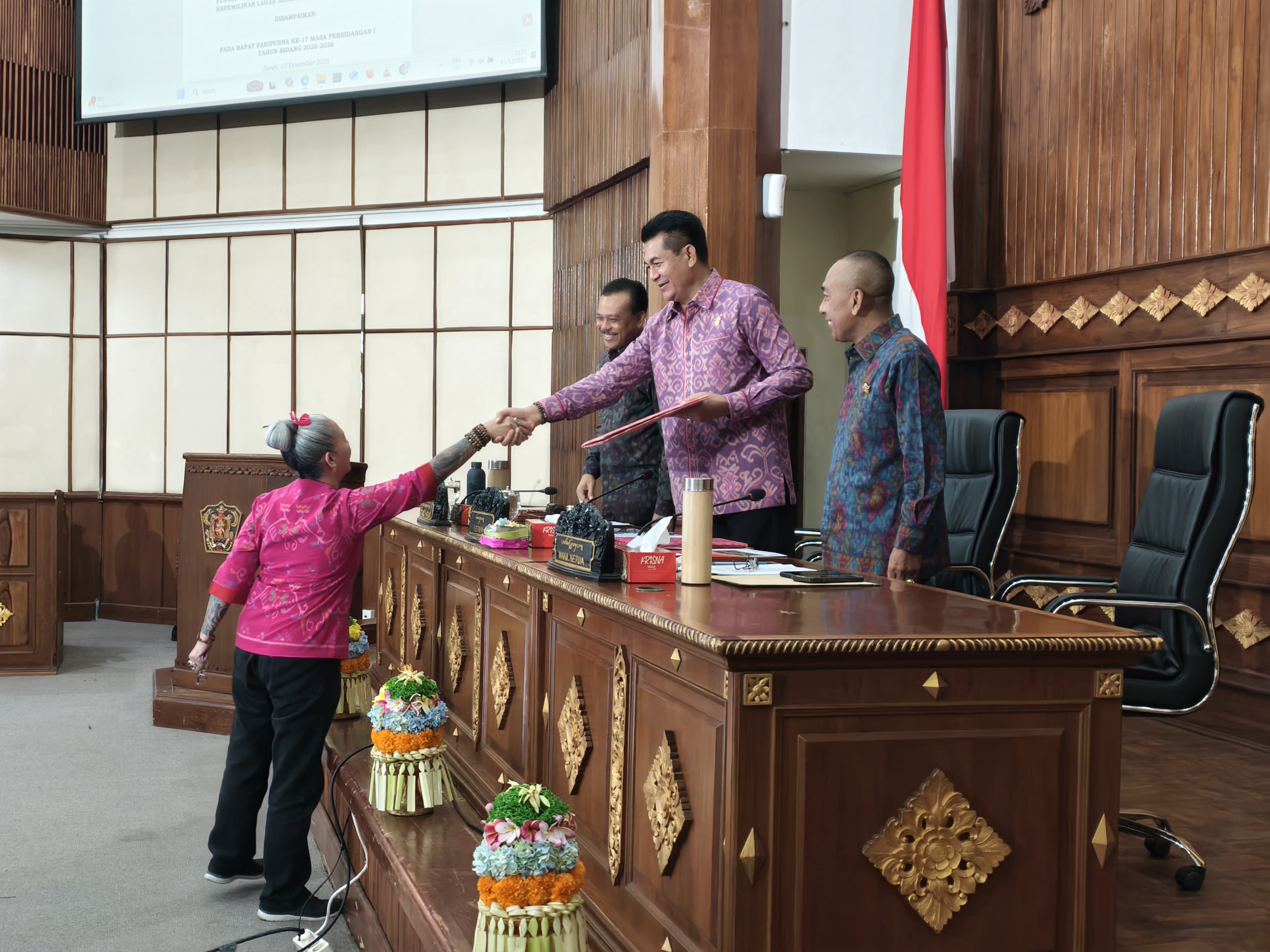 BAHAS PERDA NOMINEE: Juru Bicara Fraksi Gerindra-PSI DPRD Bali, Grace Anastasia Surya Widjaya menyerahkan pandangan fraksi kepada Ketua DPRD Bali, Dewa Made Mahayadnya.