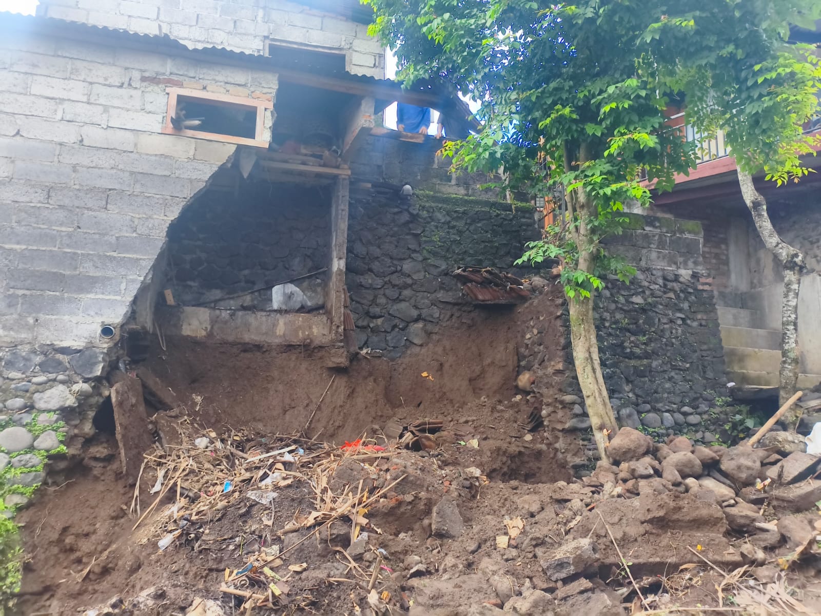 JEBOL: Senderan rumah yang jebol di Desa Suwug, Kecamatan Sawan, Kabupaten Buleleng, Bali.