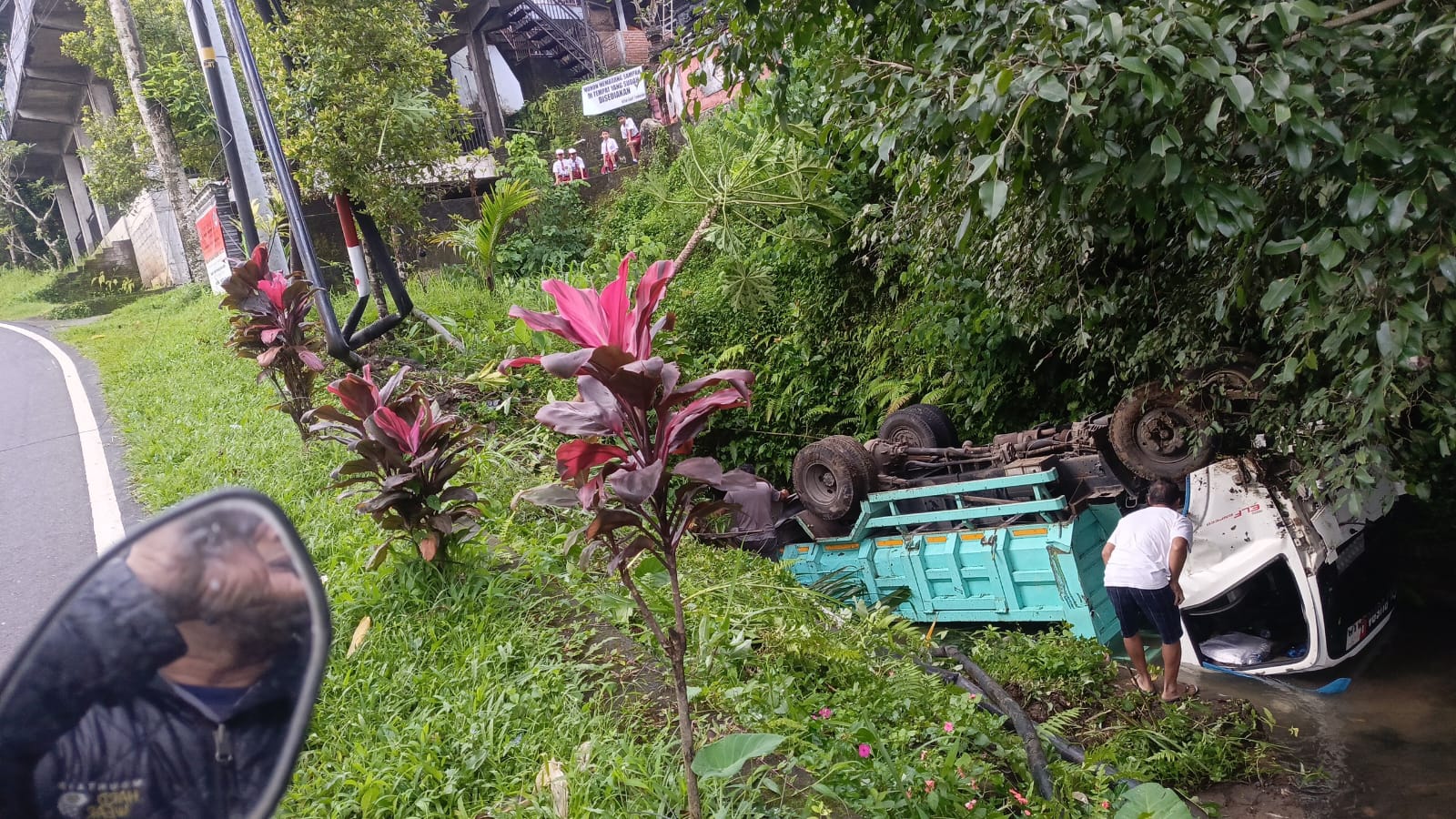 TERGULING: Truk terguling di Jalan Raya Singaraja-Denpasar.