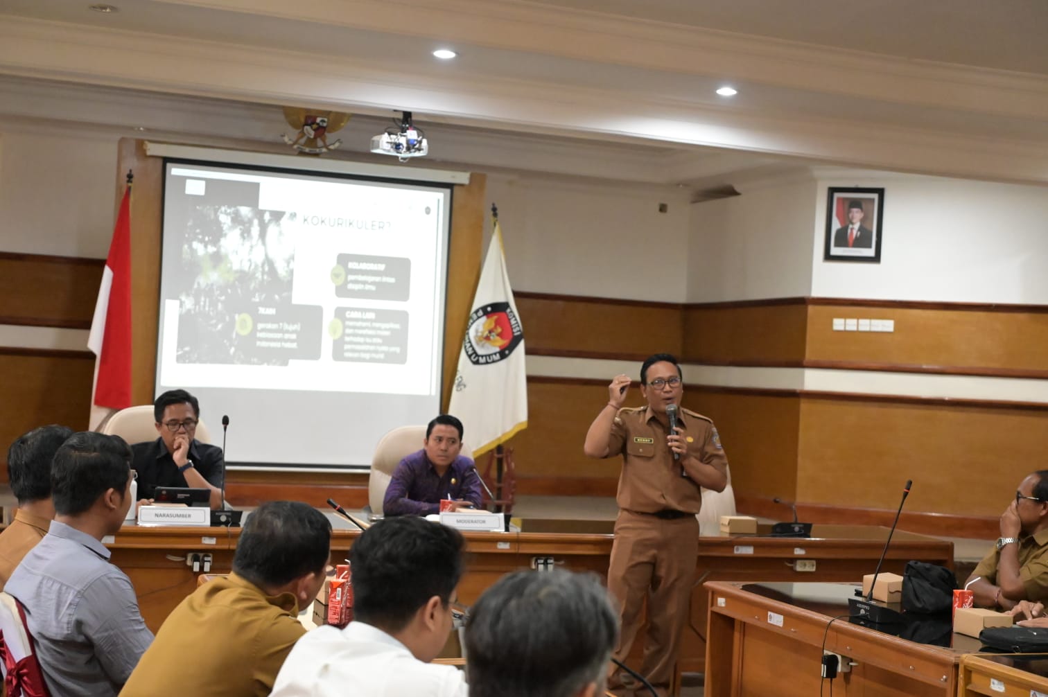PENDIDIKAN POLITIK: Kepala SMAN 2 Tejakula, Gede Benny Kurniawan  menjelaskan praktik baik Pemilihan OSIS di sekolahnya.
