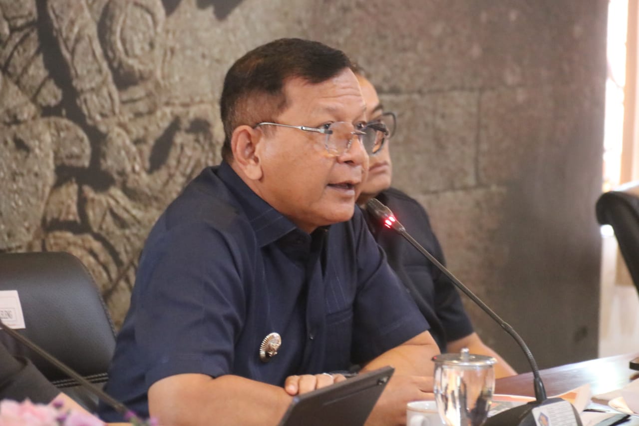 BAHAS KINERJA: Bupati Buleleng, I Nyoman Sutjidra saat memimpin rapat kinerja organisasi perangkat daerah.