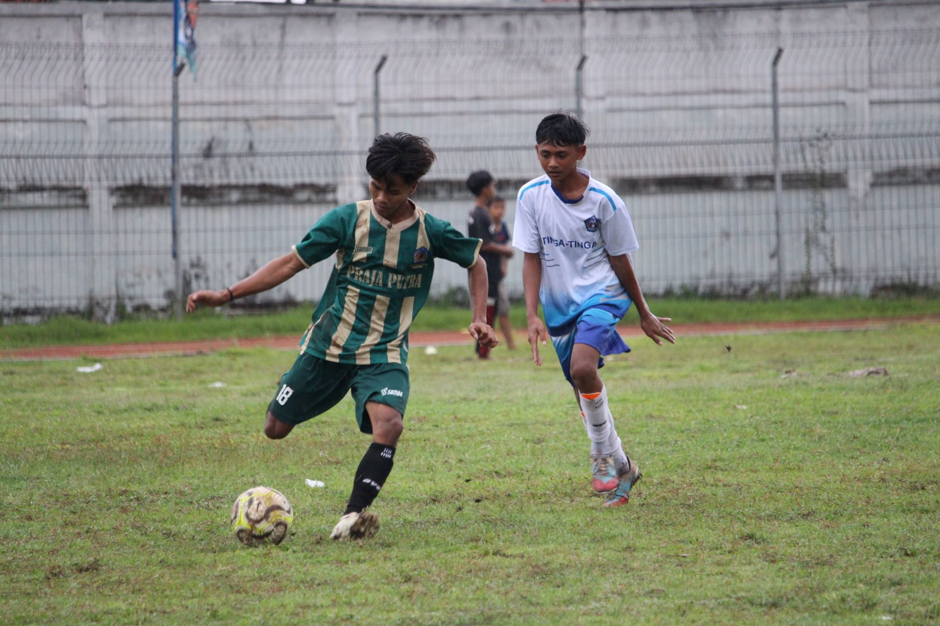 PESTA GOL: Pemain Putra Mas Pemuteran (hijau) unggul besar atas Tintin Tinga Tinga (putih) dalam pertandingan di Stadion Mayor Metra pada Minggu (14/12/2025).