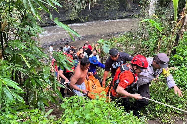 Tim SAR dan warga saat melakukan evakuasi terhadap jenazah remaja laki-laki 14 tahun yang tenggelam di Bendungan Penarungan, Banjar Tegal, Desa Dauh Yeh Cani, Kecamatan Abiansemal, Kabupaten Badung.