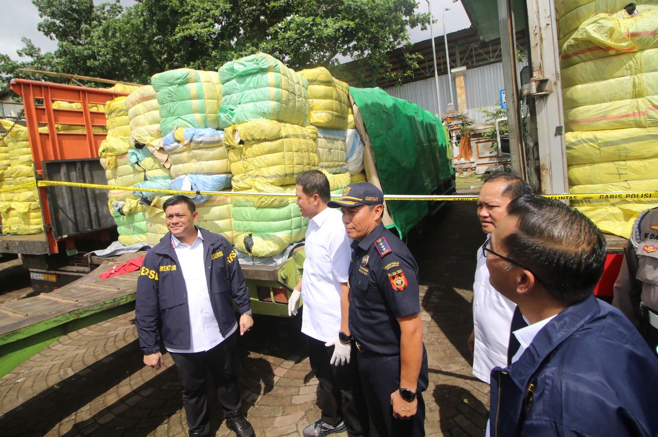 IMPOR ILEGAL: Bareskrim Mabes Polri membongkar praktik impor pakaian bekas ilegal yang diduga menjadi praktik pencucian uang di Bali.