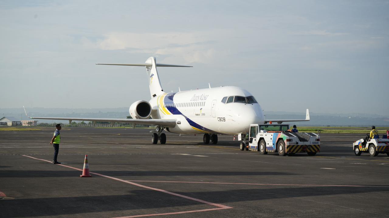 TERBANG KE LOMBOK: Pesawat maskapai TransNusa saat parkir di Bandara Ngurah Rai.