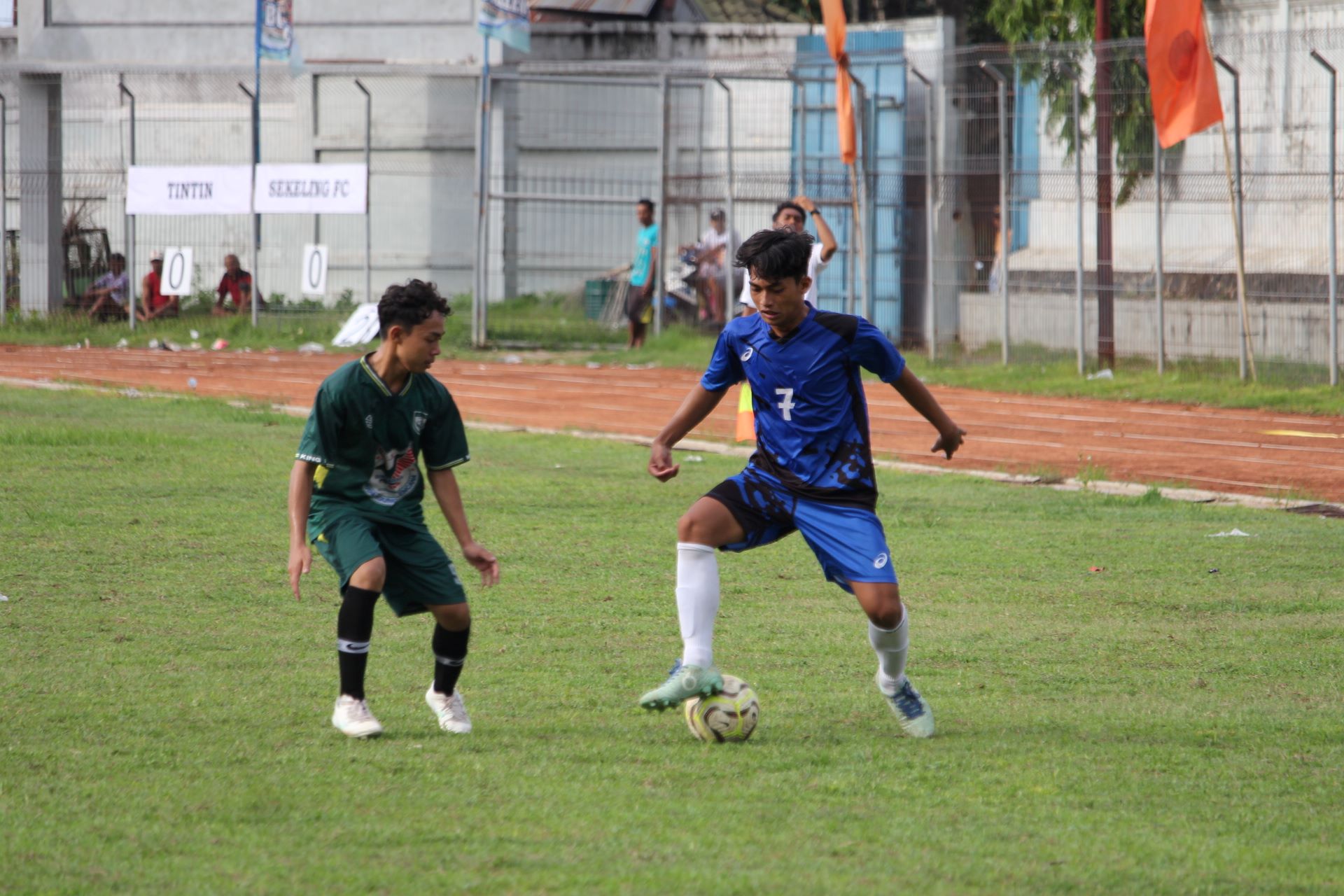 BERUSAHA BERTAHAN: Pemain Tintin Tinga Tinga mengawal bola agar tidak direbut pemain Sekeling FC Penyabangan dalam pertandingan Selasa (16/12/2025).