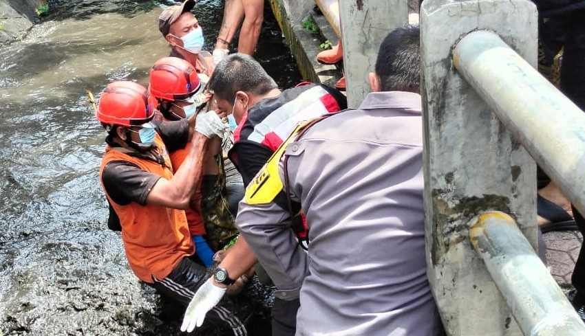 EVAKUASI: Polisi bersama BPBD mengevakuasi jenazah pekaseh yang terseret arus saat membersihkan saluran irigasi.