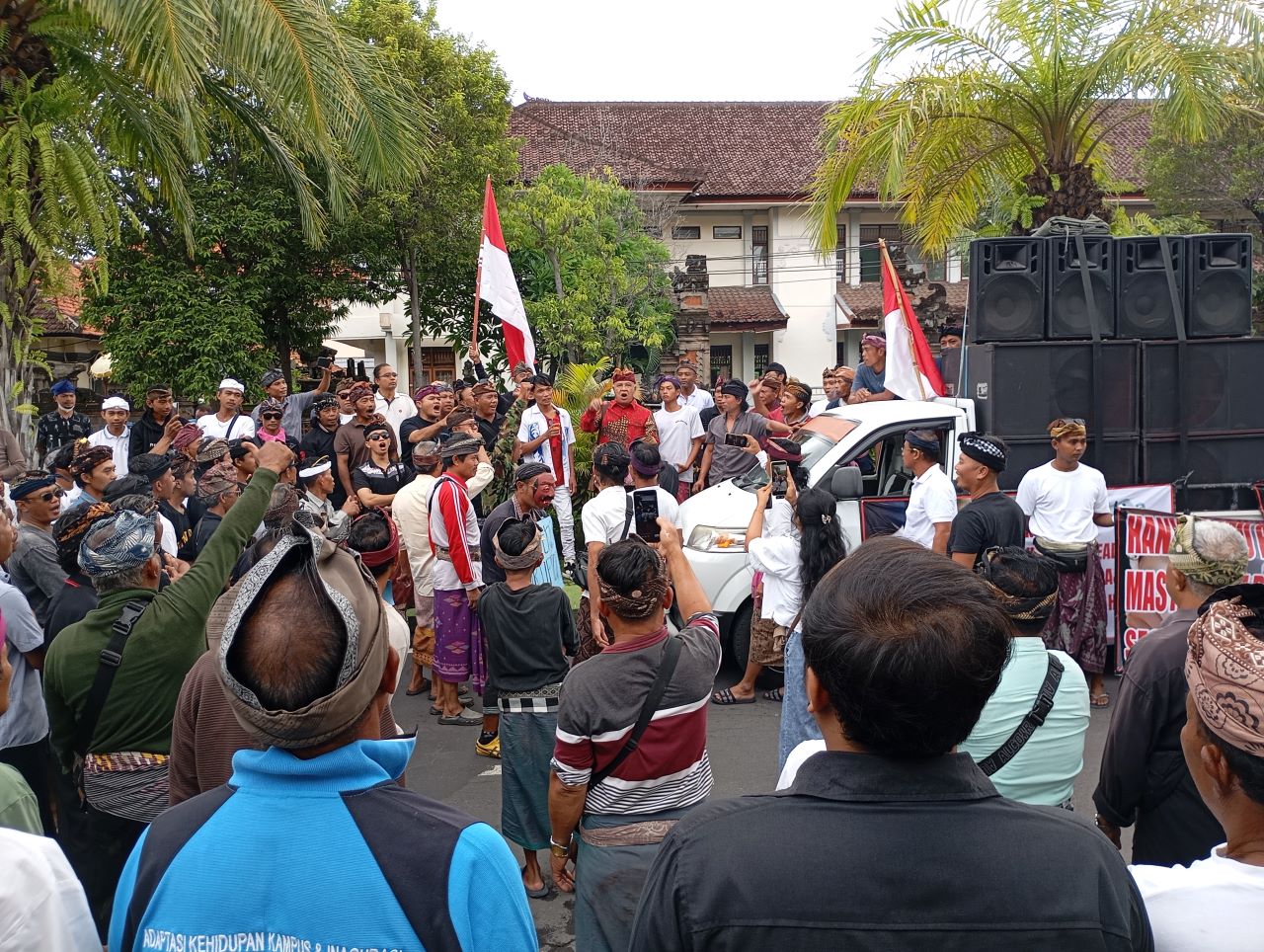 DATANGI KEJAKSAAN: Massa dari Desa Sudaji, Buleleng, mendatangi Kejaksaan Negeri Buleleng. Mereka mempertanyakan kasus dugaan korupsi yang membelit kepala desa.
