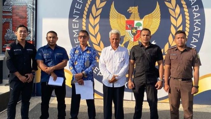 BATAL BEBAS: I Made Dharma (tiga dari kanan) dibawa ke Lapas Kerobokan, Rabu (17/12/2025).