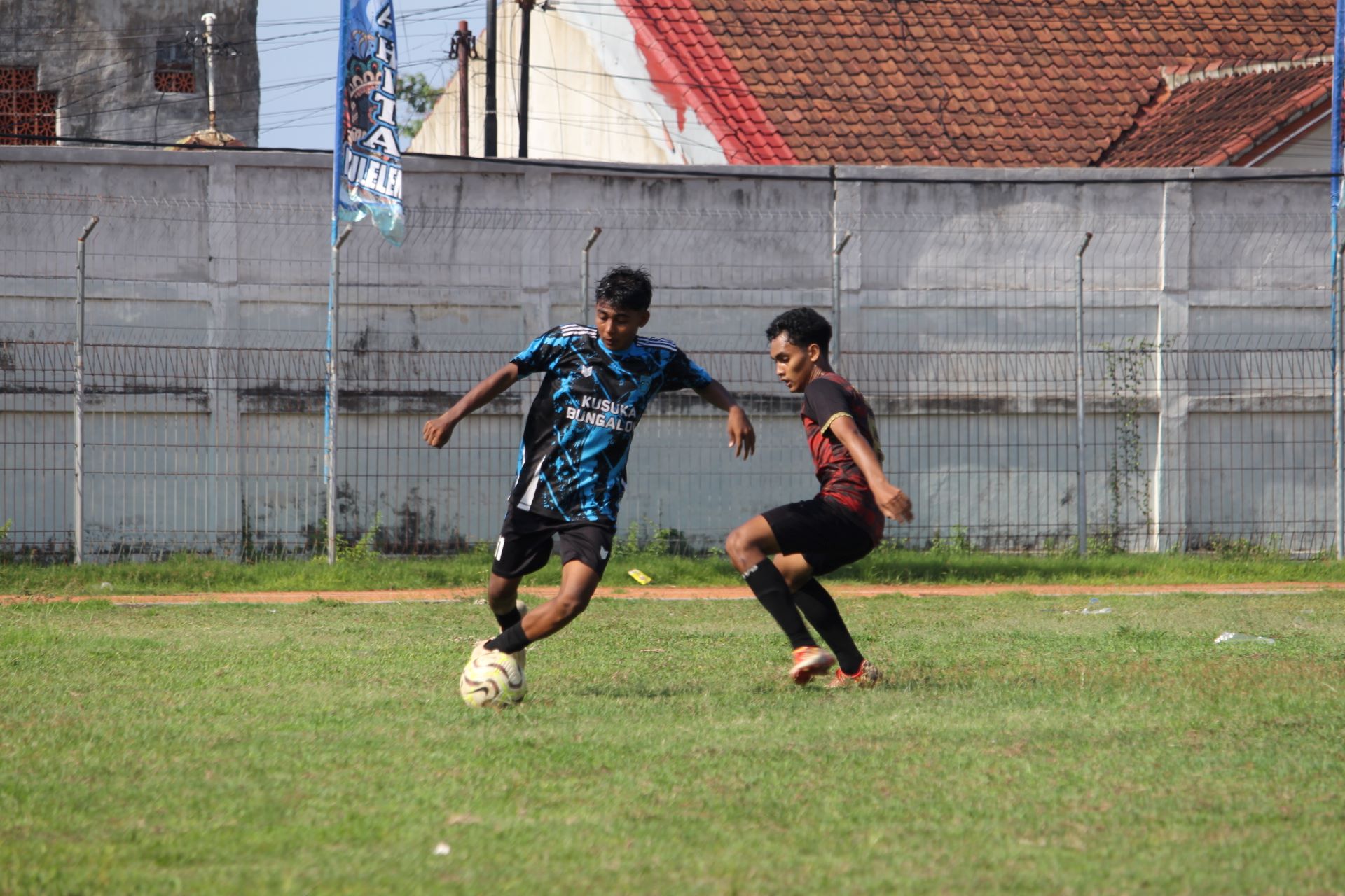 PESTA GOL: Pemain Tunas Harapan Pengastulan (biru) saat berhadapan dengan pemain Persada United Sukasada (merah) dalam pertandingan Rabus (17/12/2025).